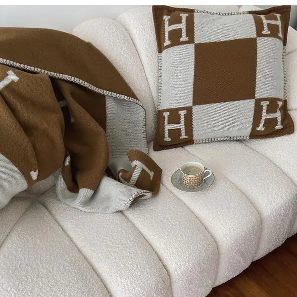 Luxury H Blanket &amp; Pillows Rieworkes