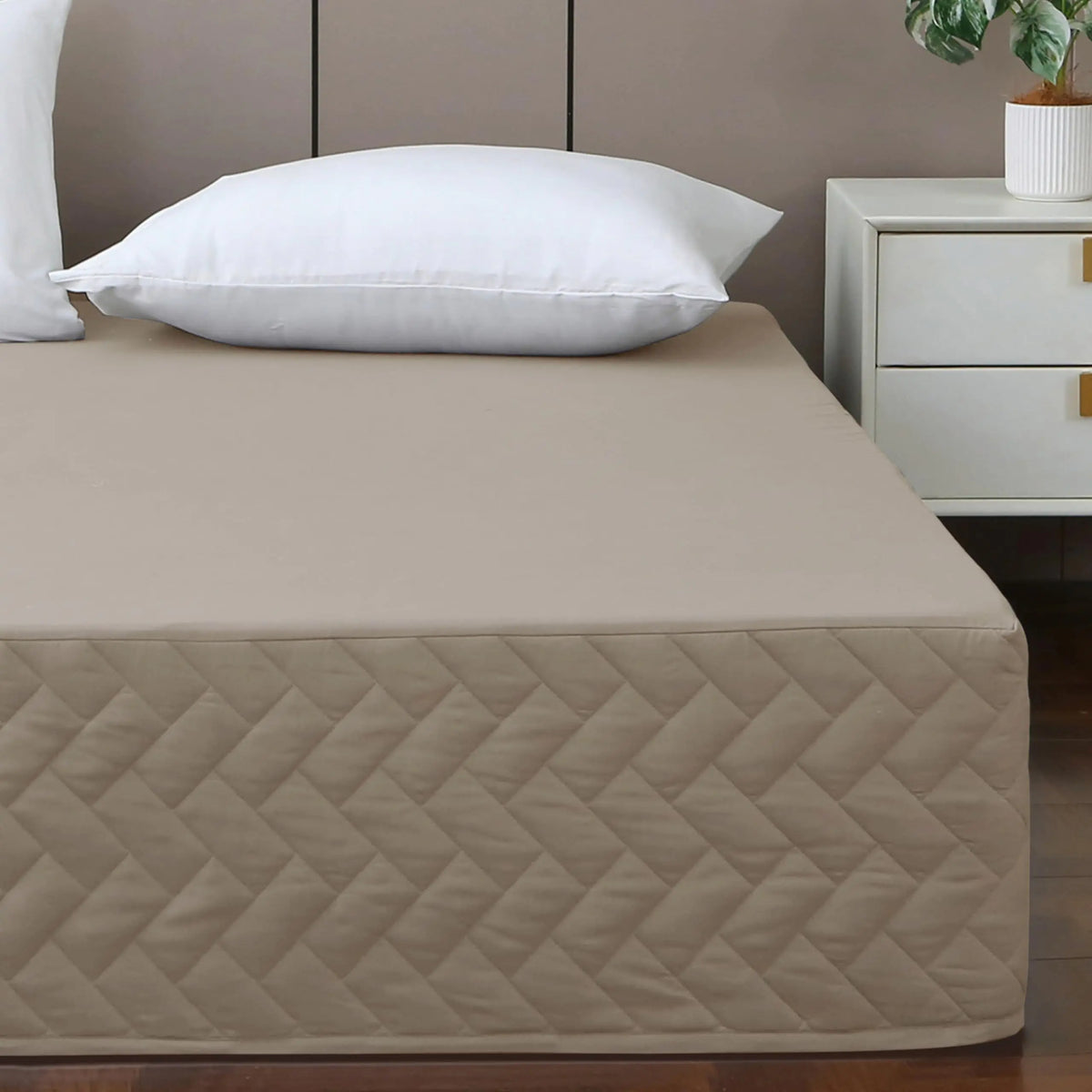 King Bed Skirt-Box Spring Cover with 14 Inch Tailored DropWrinkle and Fade Resistant Hotel Wrap Around Bed SkirtsBed Frame Cover (Checkered Light Khaki King) Rieworkes