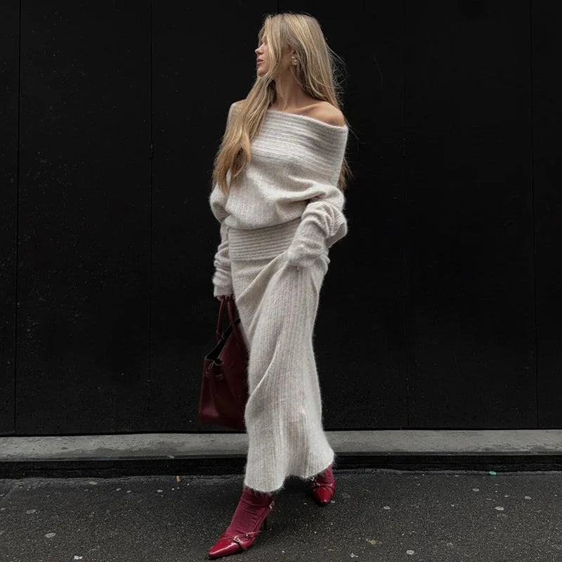 Trendy Off-Shoulder Top: Loose Fit with Extra-Long Sleeves for Women Rieworkes