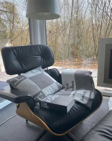 Luxury H Blanket &amp; Pillows Rieworkes