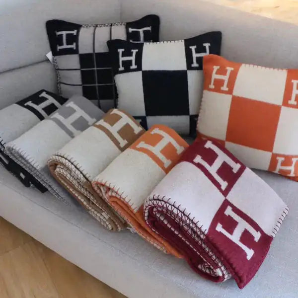Luxury H Blanket &amp; Pillows Rieworkes